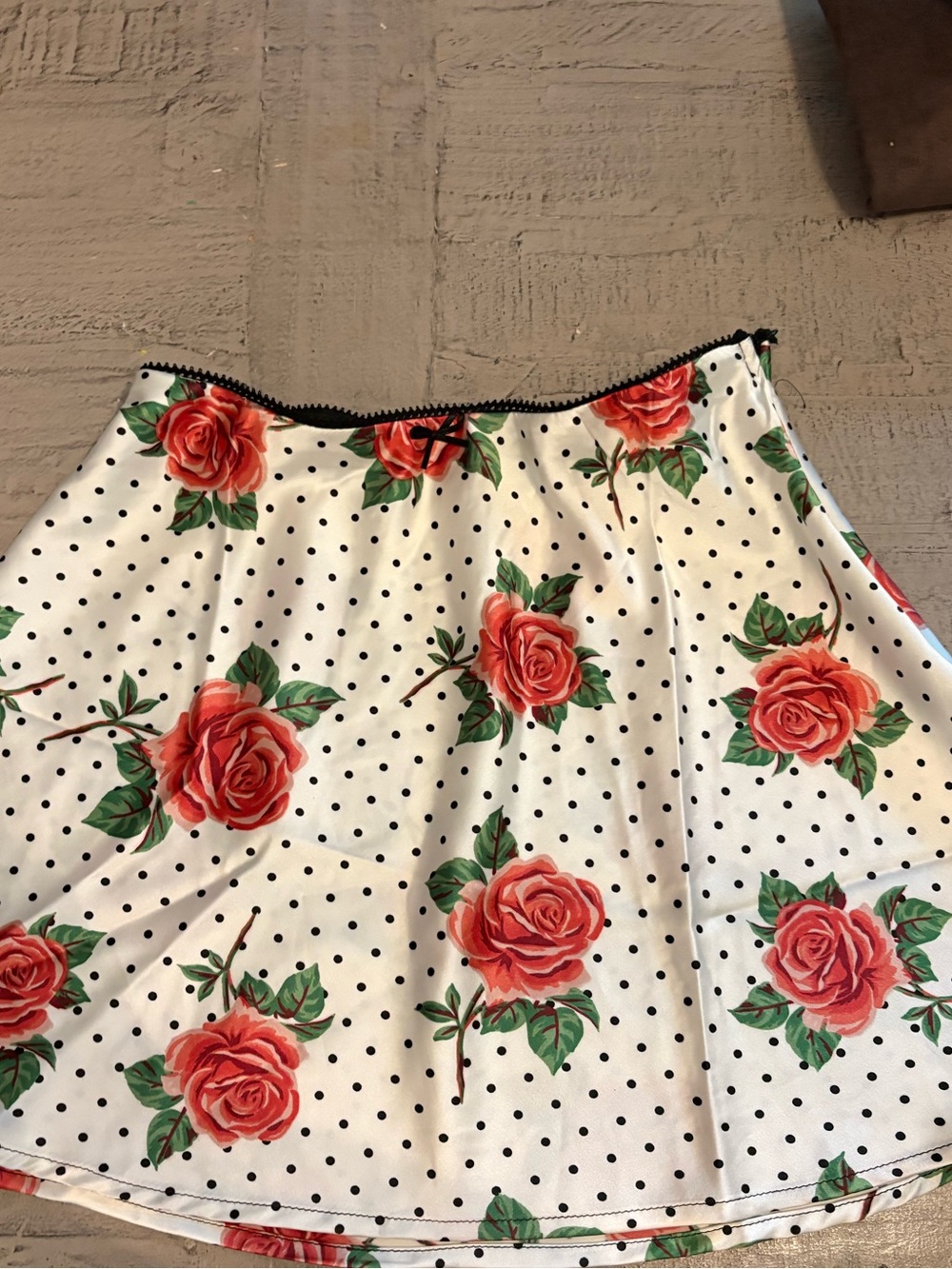 Silk-Look mini skirt with Red Rose and Black Polka Dot Print
